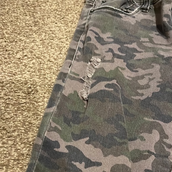 Cute Distressed Camo Jeans - Picture 4 of 7